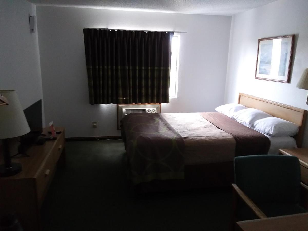 Amerihost Inn & Suites Kingdom City Exterior foto